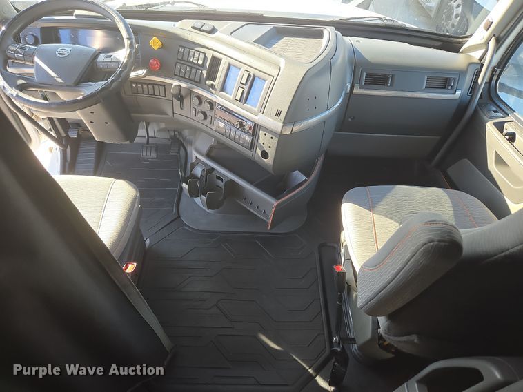 image for item DT7050 2020 Volvo VNL860 semi truck