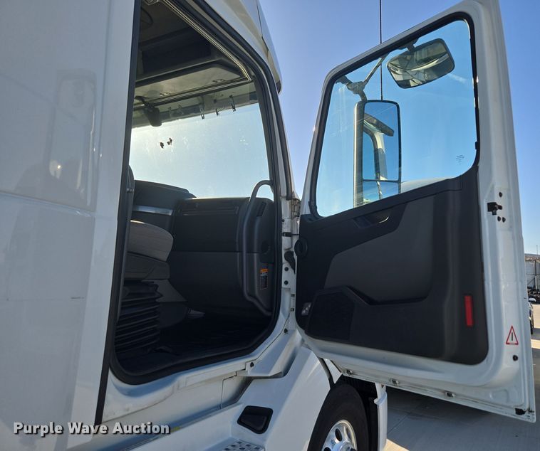 image for item DT7050 2020 Volvo VNL860 semi truck