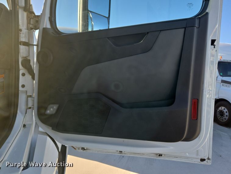 image for item DT7050 2020 Volvo VNL860 semi truck