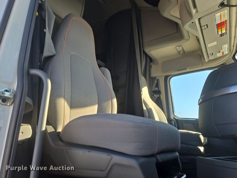 image for item DT7050 2020 Volvo VNL860 semi truck