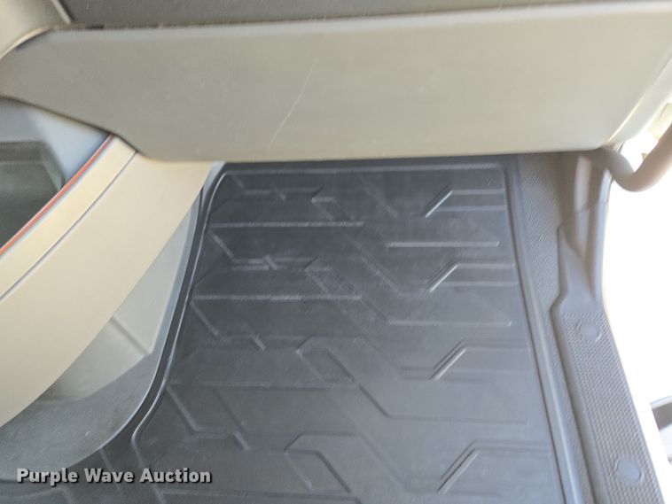 image for item DT7050 2020 Volvo VNL860 semi truck