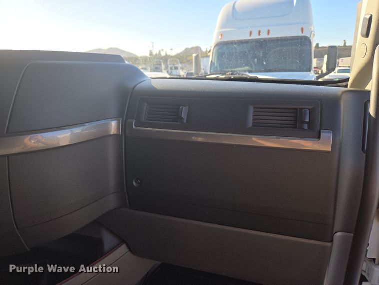 image for item DT7050 2020 Volvo VNL860 semi truck