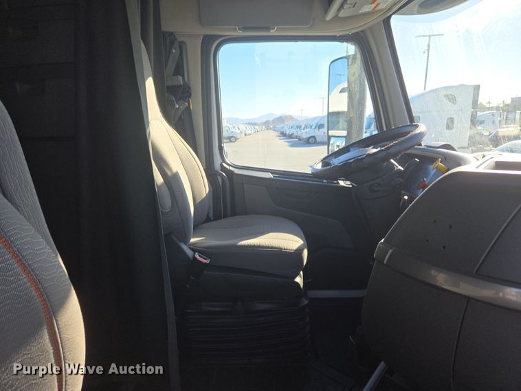 image for item DT7050 2020 Volvo VNL860 semi truck