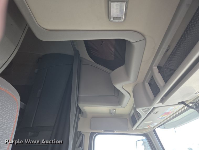 image for item DT7050 2020 Volvo VNL860 semi truck