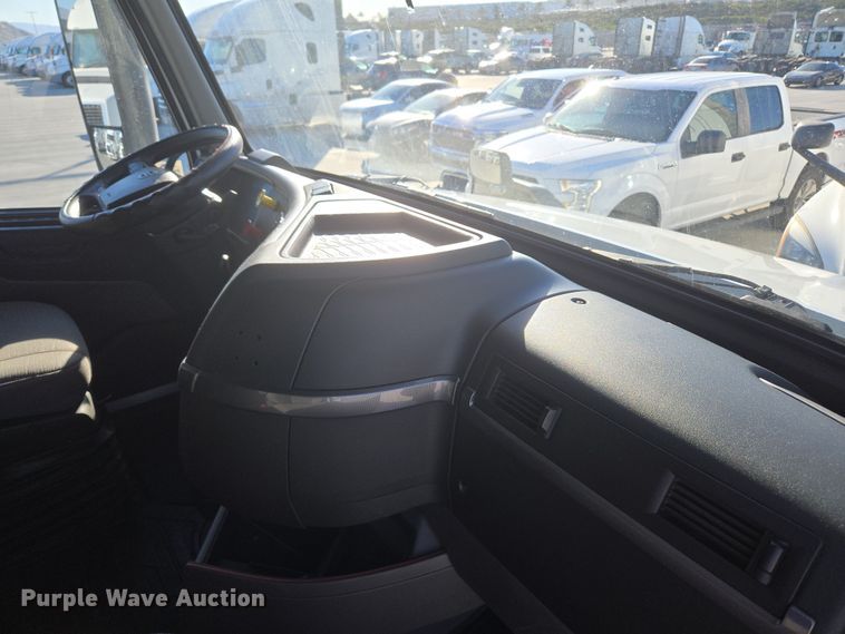 image for item DT7050 2020 Volvo VNL860 semi truck