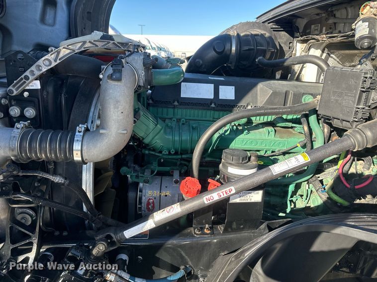 image for item DT7050 2020 Volvo VNL860 semi truck