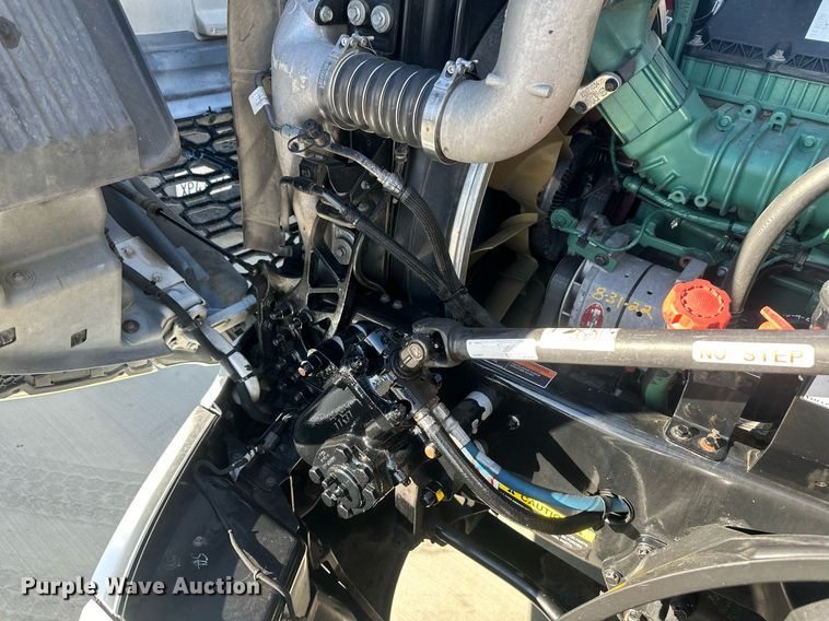 image for item DT7050 2020 Volvo VNL860 semi truck