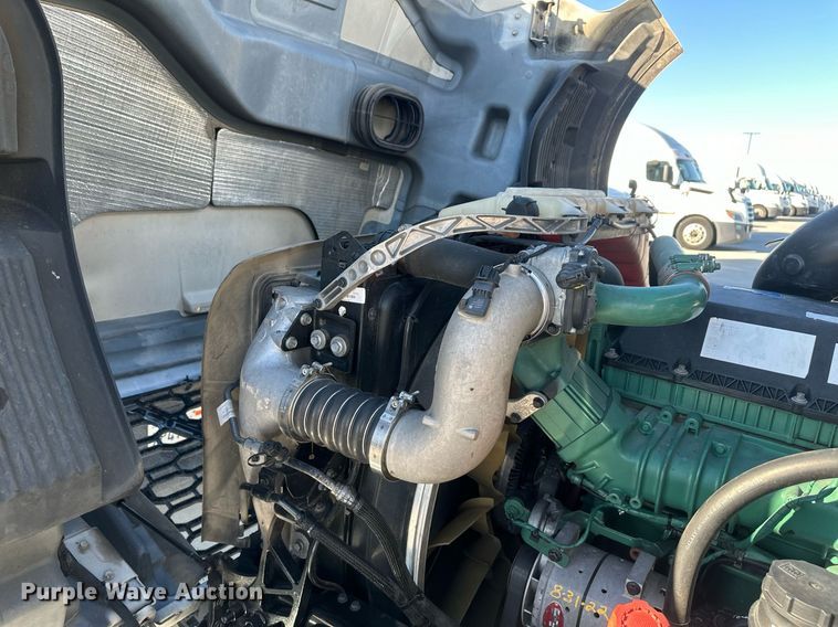 image for item DT7050 2020 Volvo VNL860 semi truck