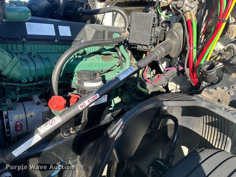 image for item DT7050 2020 Volvo VNL860 semi truck