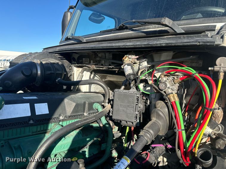 image for item DT7050 2020 Volvo VNL860 semi truck