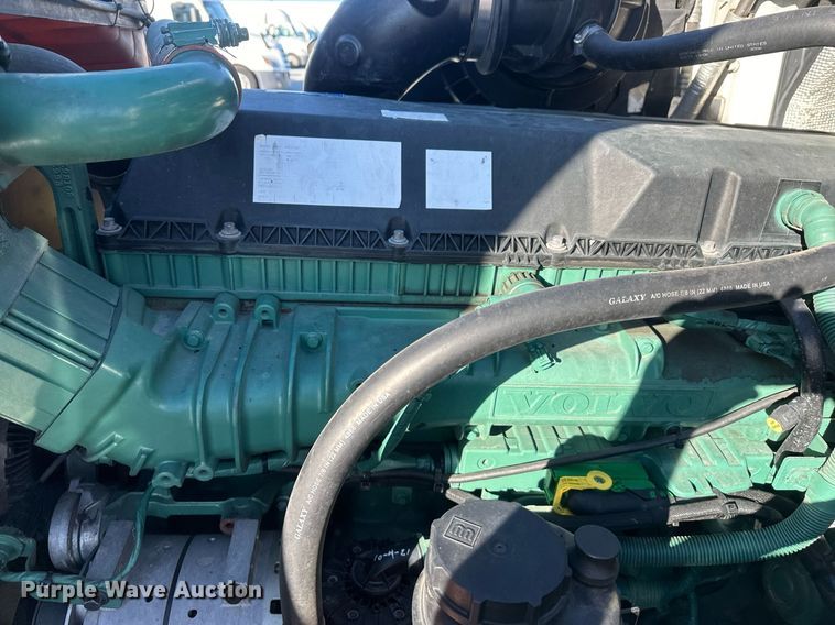 image for item DT7050 2020 Volvo VNL860 semi truck