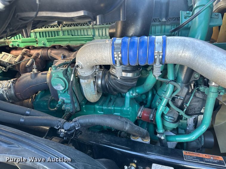 image for item DT7050 2020 Volvo VNL860 semi truck