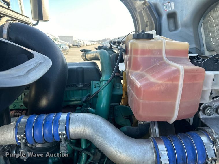 image for item DT7050 2020 Volvo VNL860 semi truck