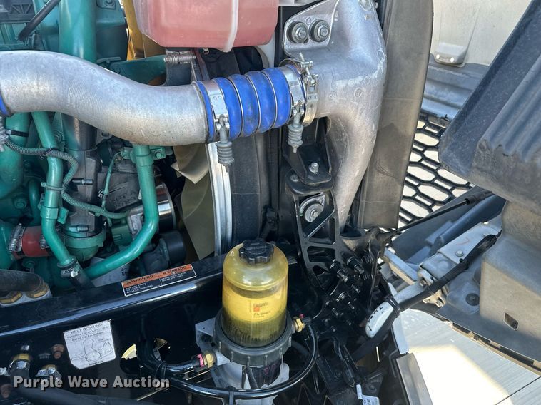 image for item DT7050 2020 Volvo VNL860 semi truck