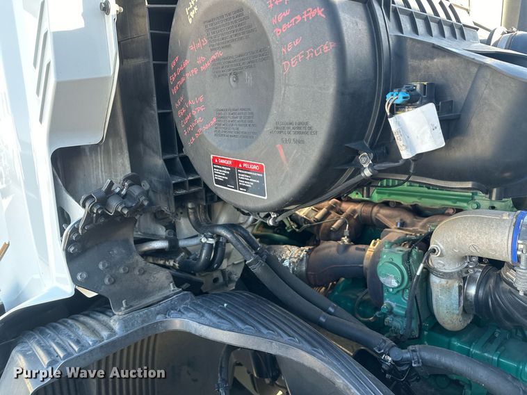 image for item DT7050 2020 Volvo VNL860 semi truck