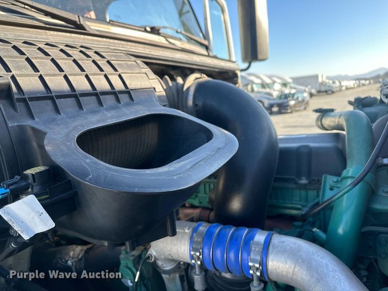 image for item DT7050 2020 Volvo VNL860 semi truck