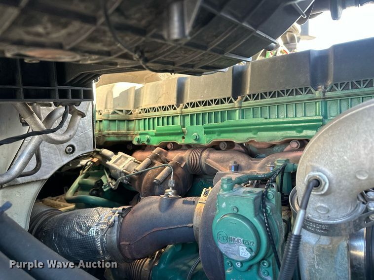 image for item DT7050 2020 Volvo VNL860 semi truck