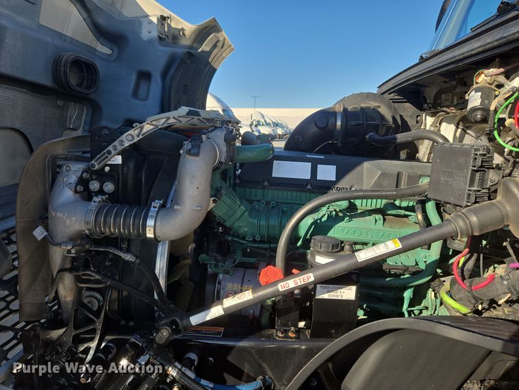 image for item DT7050 2020 Volvo VNL860 semi truck