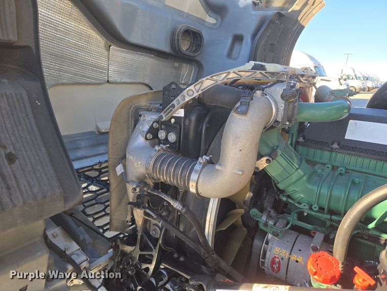 image for item DT7050 2020 Volvo VNL860 semi truck