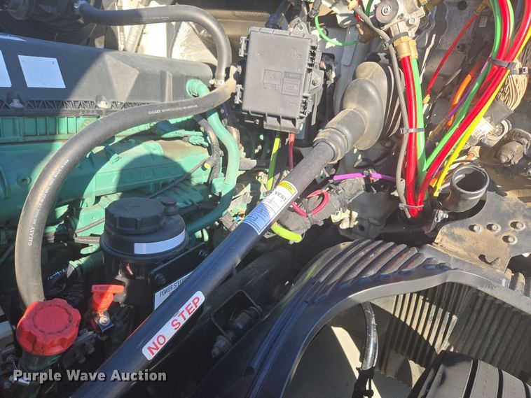 image for item DT7050 2020 Volvo VNL860 semi truck