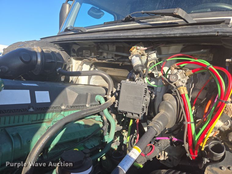 image for item DT7050 2020 Volvo VNL860 semi truck