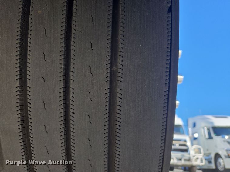 image for item DT7050 2020 Volvo VNL860 semi truck