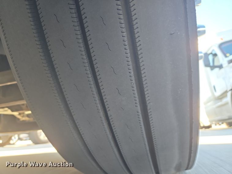 image for item DT7050 2020 Volvo VNL860 semi truck