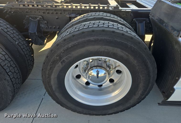 image for item DT7050 2020 Volvo VNL860 semi truck