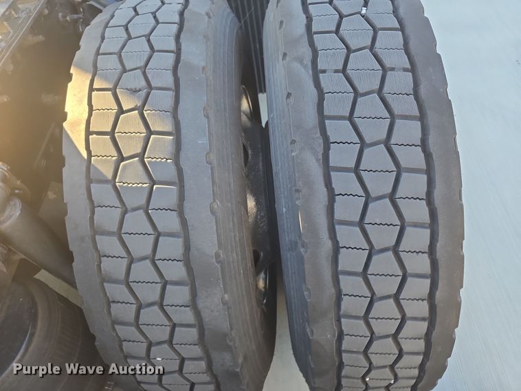 image for item DT7050 2020 Volvo VNL860 semi truck