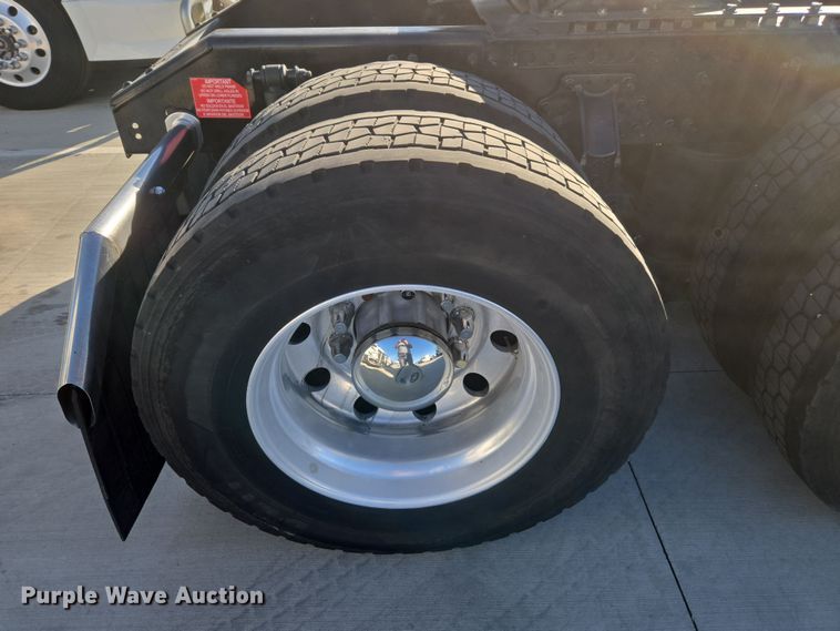 image for item DT7050 2020 Volvo VNL860 semi truck