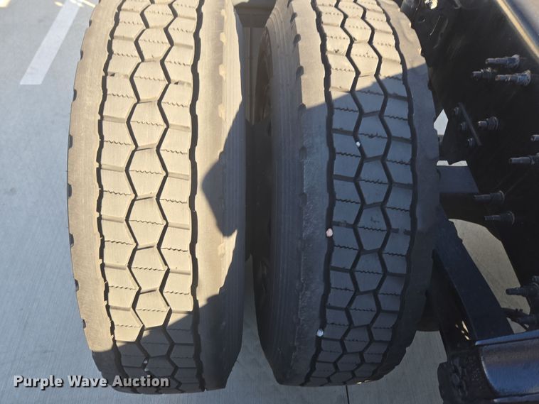 image for item DT7050 2020 Volvo VNL860 semi truck