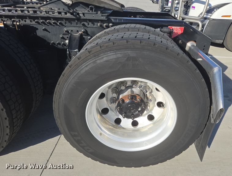 image for item DT7050 2020 Volvo VNL860 semi truck