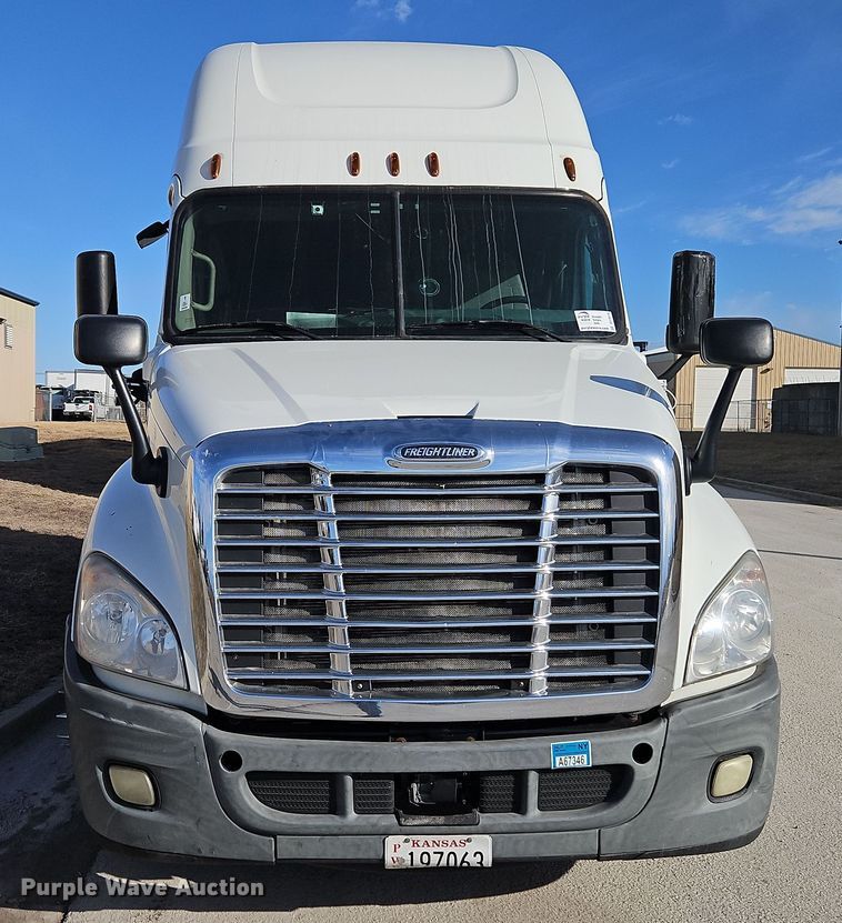 image for item DT7615 2015 Freightliner Cascadia semi truck