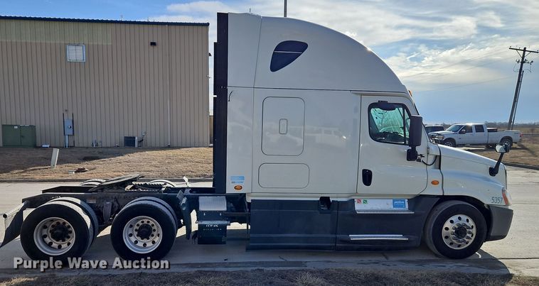 image for item DT7615 2015 Freightliner Cascadia semi truck