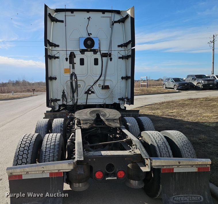 image for item DT7615 2015 Freightliner Cascadia semi truck