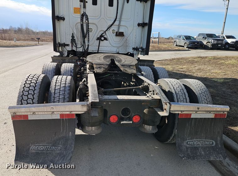 image for item DT7615 2015 Freightliner Cascadia semi truck