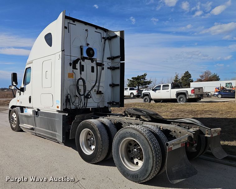 image for item DT7615 2015 Freightliner Cascadia semi truck