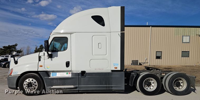 image for item DT7615 2015 Freightliner Cascadia semi truck