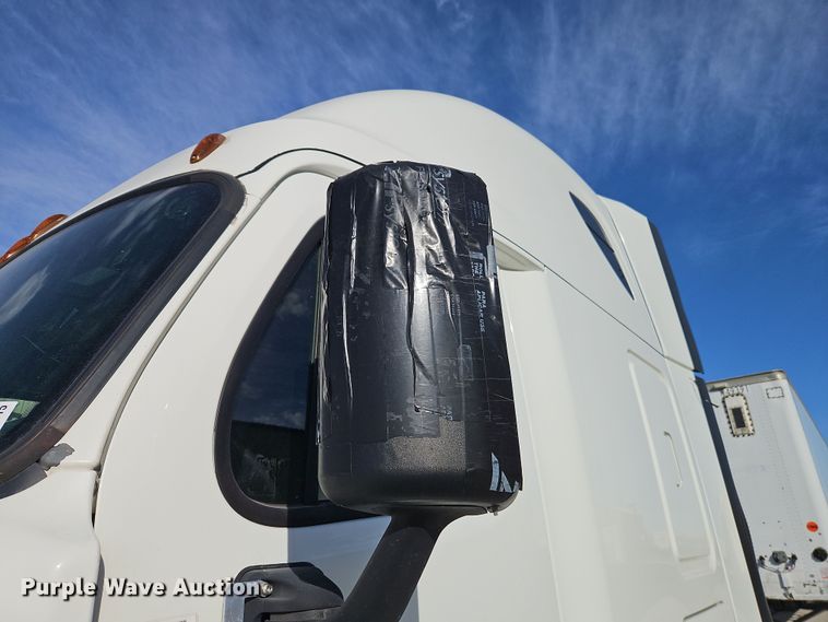 image for item DT7615 2015 Freightliner Cascadia semi truck