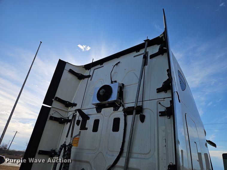 image for item DT7615 2015 Freightliner Cascadia semi truck