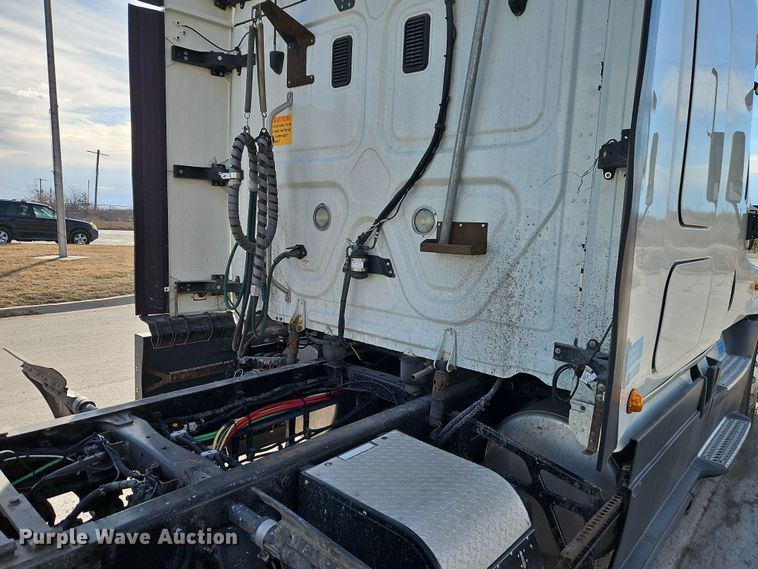 image for item DT7615 2015 Freightliner Cascadia semi truck