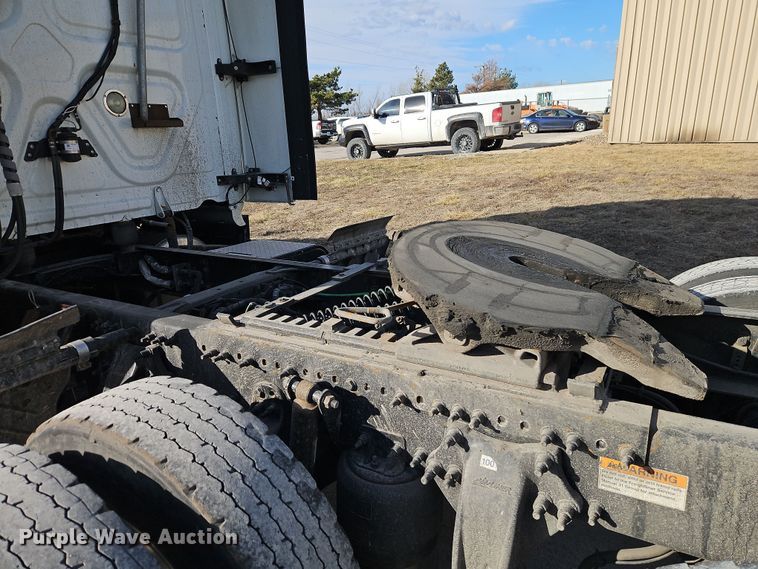 image for item DT7615 2015 Freightliner Cascadia semi truck