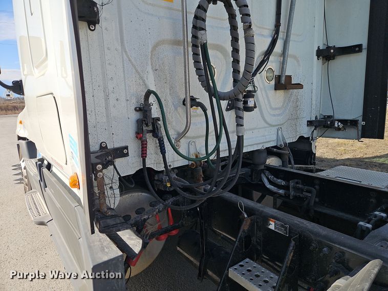 image for item DT7615 2015 Freightliner Cascadia semi truck