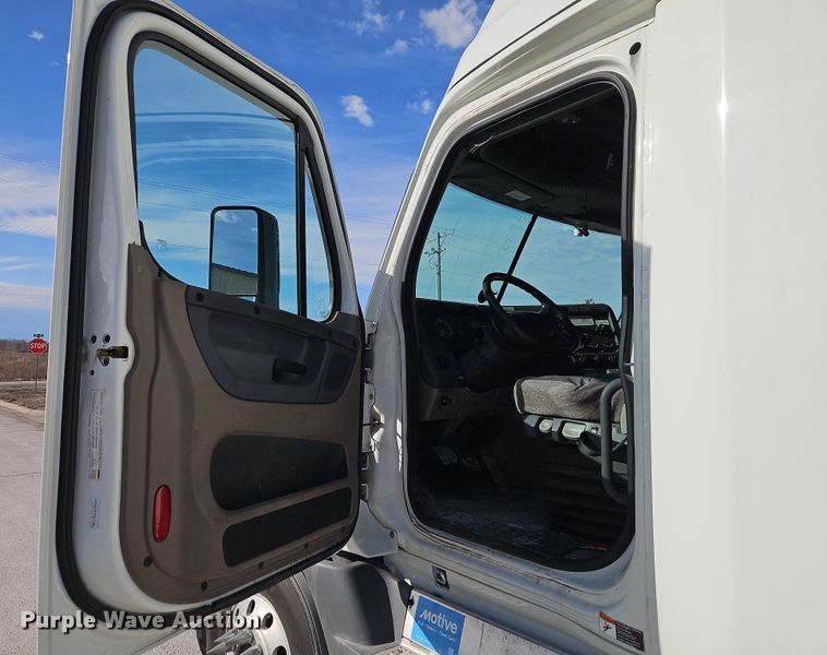 image for item DT7615 2015 Freightliner Cascadia semi truck