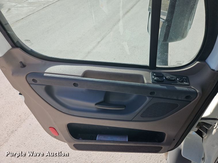 image for item DT7615 2015 Freightliner Cascadia semi truck