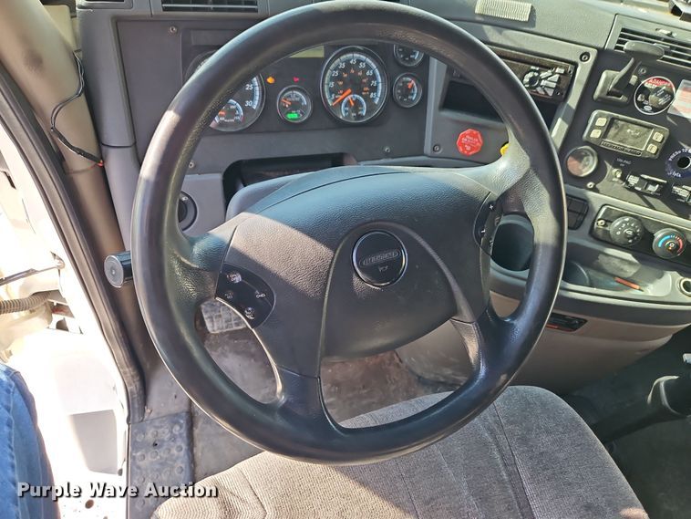 image for item DT7615 2015 Freightliner Cascadia semi truck