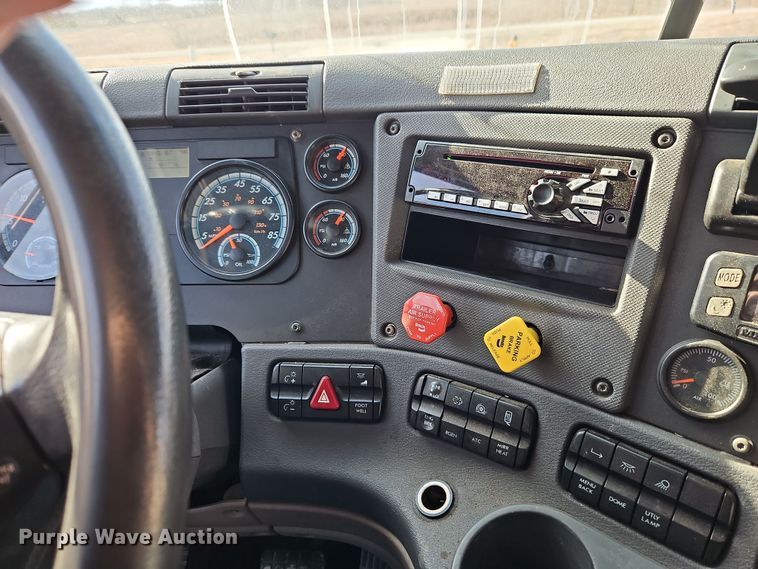 image for item DT7615 2015 Freightliner Cascadia semi truck