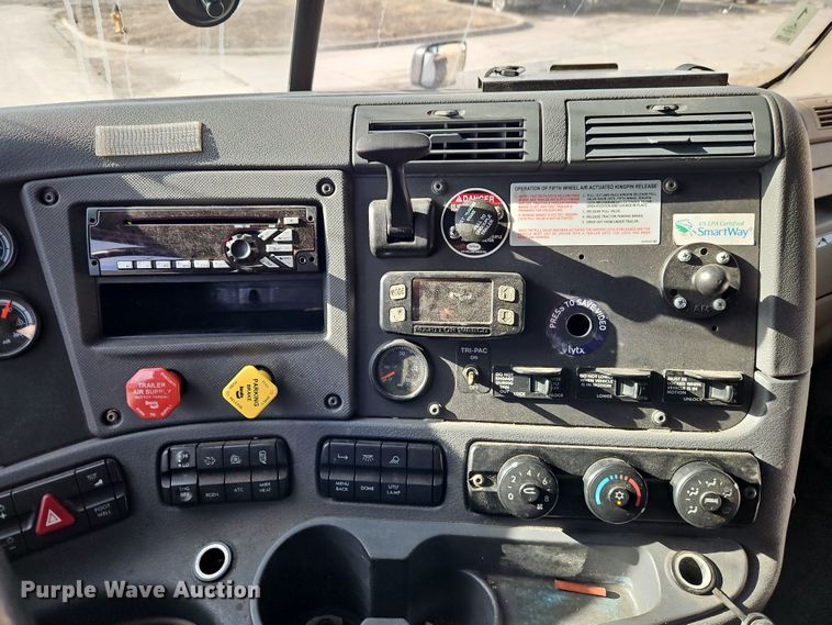 image for item DT7615 2015 Freightliner Cascadia semi truck