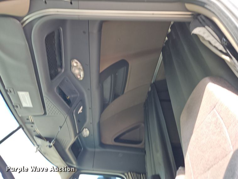 image for item DT7615 2015 Freightliner Cascadia semi truck