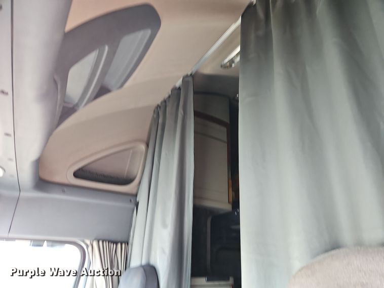 image for item DT7615 2015 Freightliner Cascadia semi truck